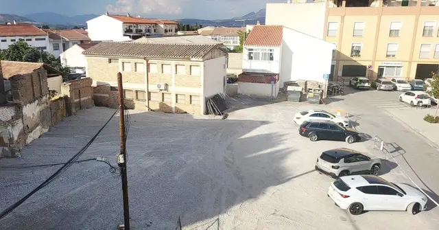 Cúllar Vega amplía el espacio para aparcar en el centro tras un derribo