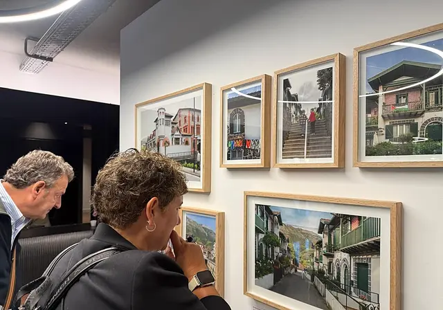 Una muestra sobre Tomás Bilbao destaca Azoka Plaza y las casas de San Martin