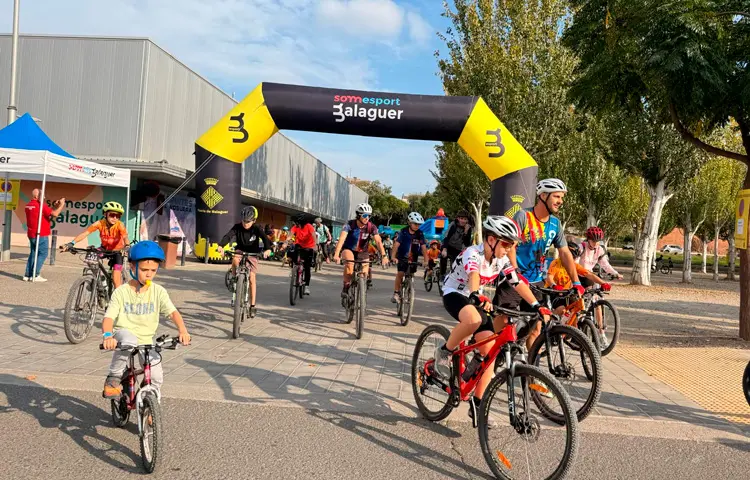 Más de un centenar de personas participa en la pedalada de Balaguer