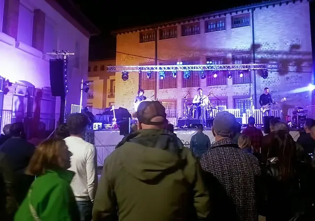 Carmesí, Palo Domado y Victorias llevan el indie al Rasillo de San Francisco