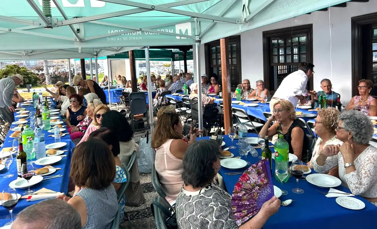 210 personas se reúnen en el Lago Martiánez por el Mes del Mayor