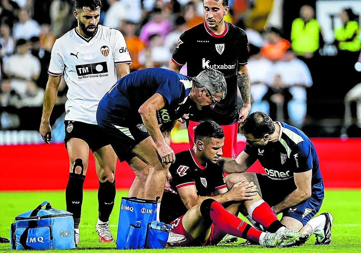 El Athletic acaba con dos bajas y el Valencia aprieta tras el descanso