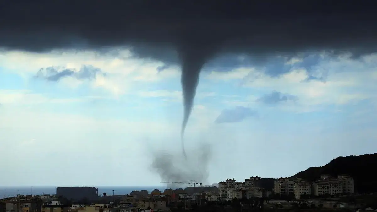 Una tuba aparece sobre Alicante durante la tormenta del sábado
