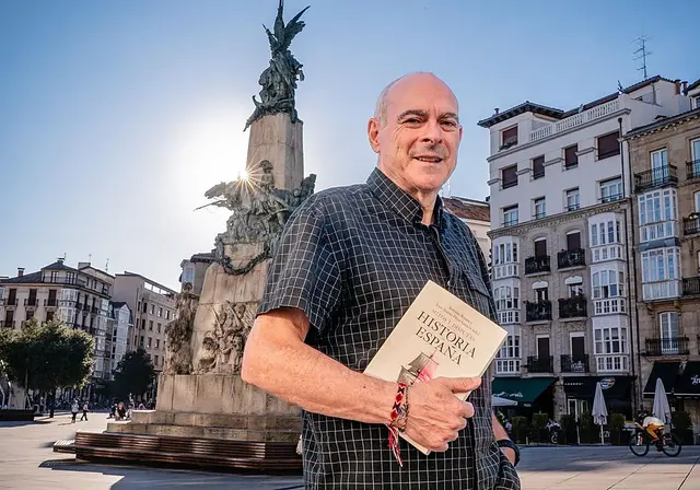 Un libro coordinado por Antonio Rivera revisa la historia y la industria de Vitoria