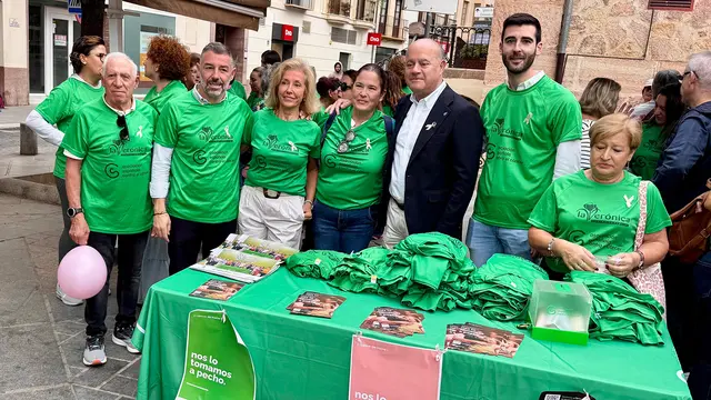 Una marcha recorre Antequera para apoyar a las personas afectadas por el cáncer de mama
