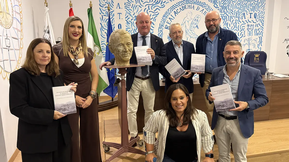 Antequera rinde homenaje a Antonio Parejo con un libro y un busto conmemorativo
