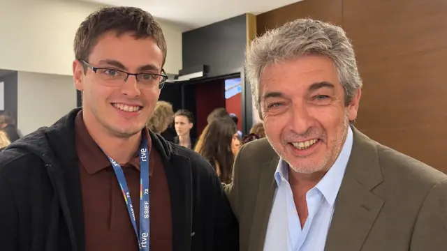 Un cinéfilo jiennense sorprende a Ricardo Darín con aceite de oliva en Donostia