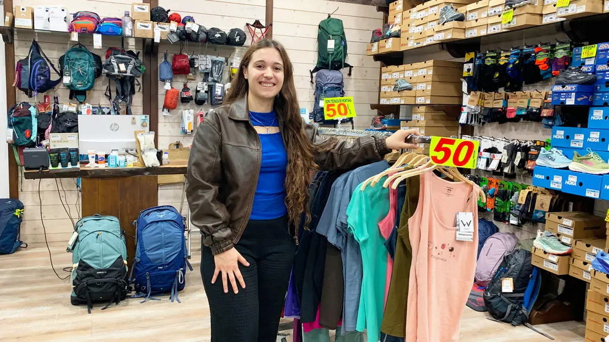 Ropa, calzado y apoyo a los peregrinos en un comercio de Puente la Reina