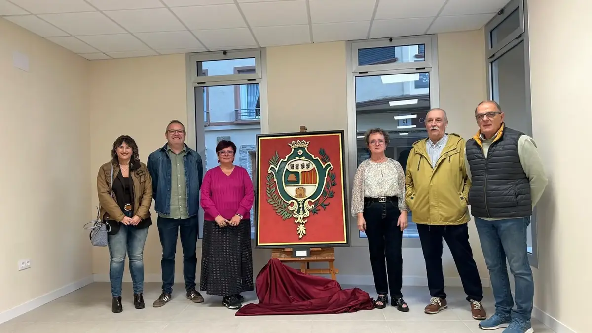 Un escudo artesanal se incorpora al salón de plenos de Almudévar