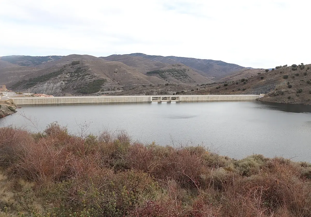 La presa de Enciso prueba su desagüe con una maniobra que elevará el Cidacos