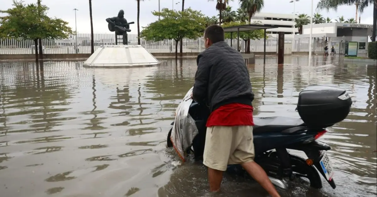 El agua cubre el paseo marítimo de Algeciras tras la dana Adam
