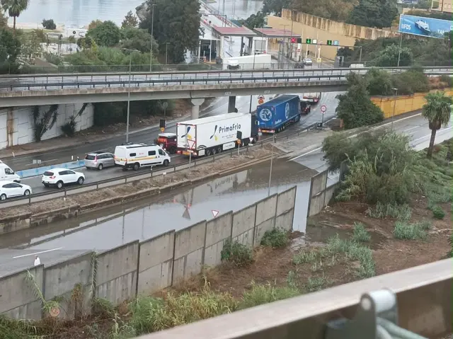 Las inundaciones obligan a desviar el acceso por el vial principal del Puerto de Algeciras