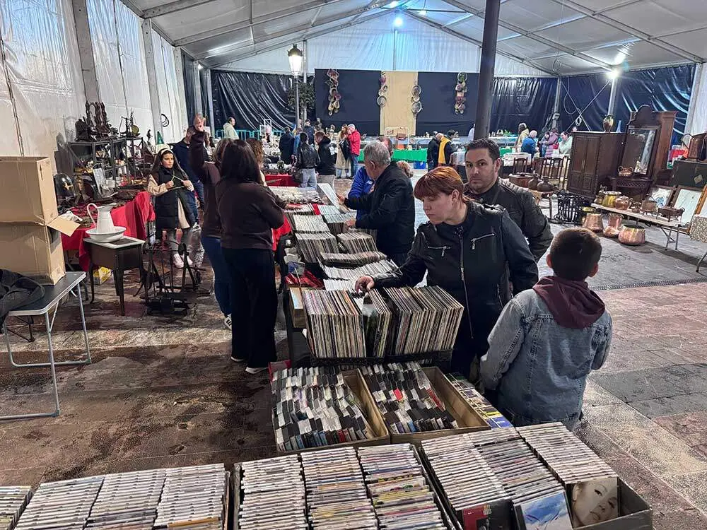 La Feria de Antigüedades de Cangas de Onís llega a su segunda jornada