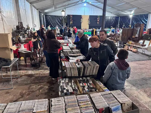La Feria de Antigüedades de Cangas de Onís llega a su segunda jornada