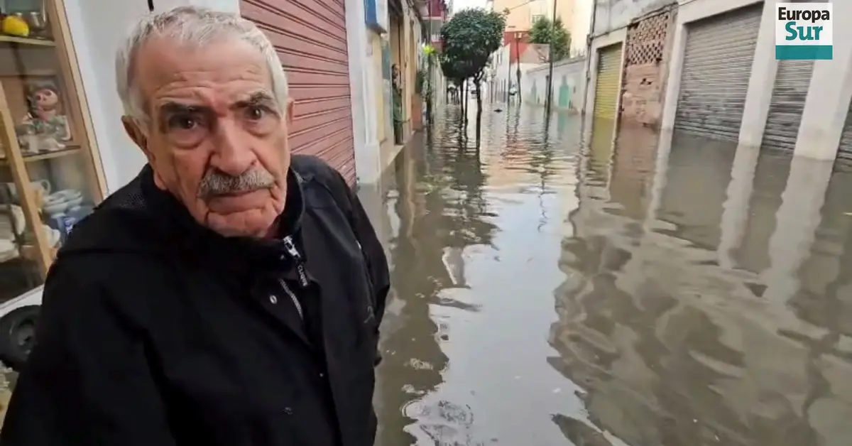Un comerciante de Duque de Almodóvar alerta de que el agua sigue sin drenar