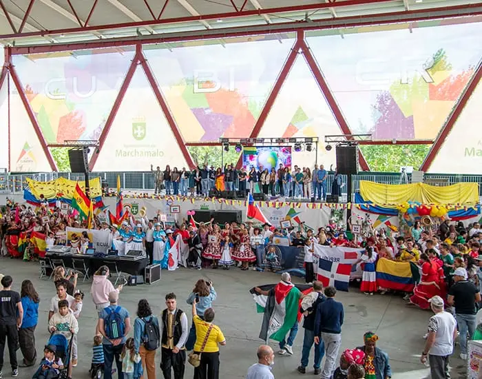 La feria intercultural de Marchamalo reúne a participantes de 15 países