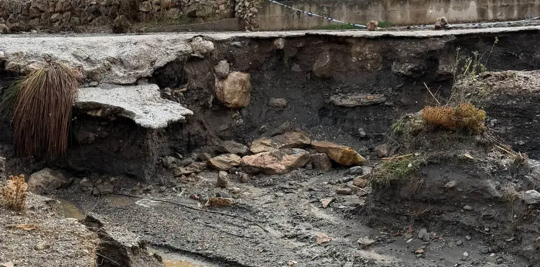 Un derrumbe mantiene cortado el acceso a La Garnatilla tras las lluvias