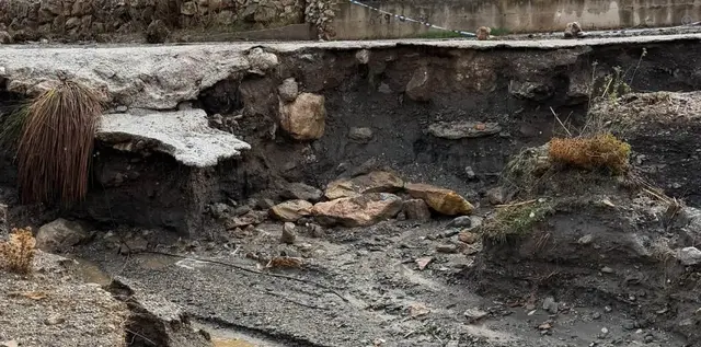 Un derrumbe mantiene cortado el acceso a La Garnatilla tras las lluvias