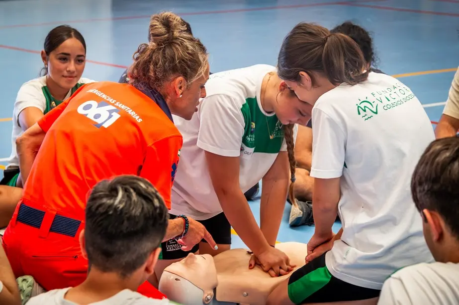 El 061 forma a jóvenes onubenses en reanimación cardiaca