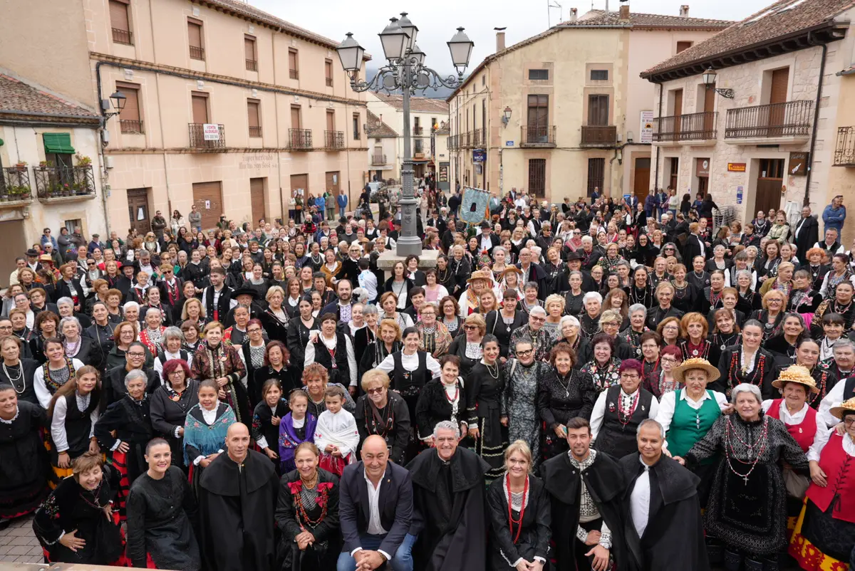 Prádena reúne a cientos de personas en torno al traje tradicional segoviano