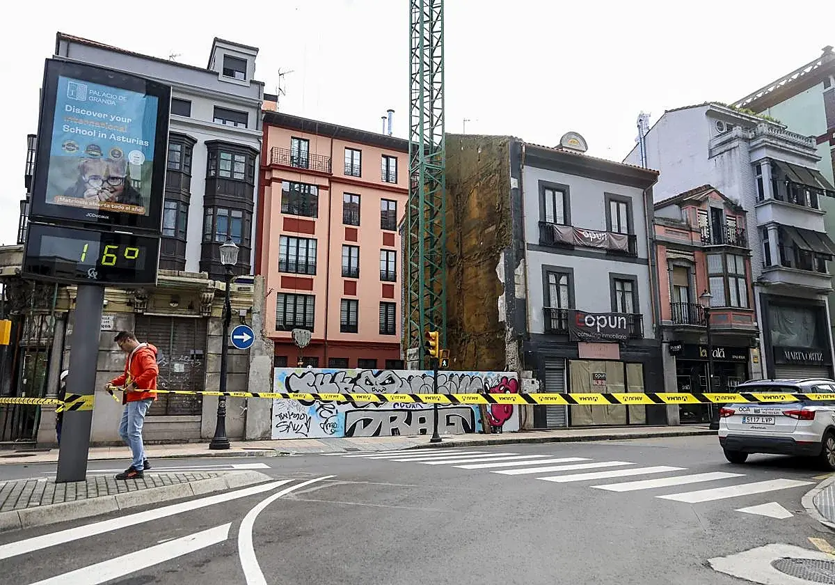 Una grúa móvil impulsa la vuelta a las obras del edificio de Manuel del Busto