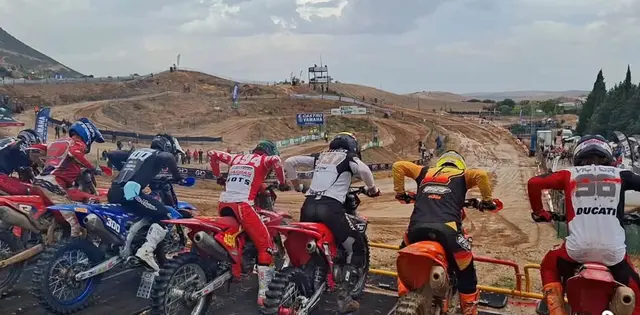 Morón congrega a cientos de seguidores del motocross en el circuito de Guadaíra