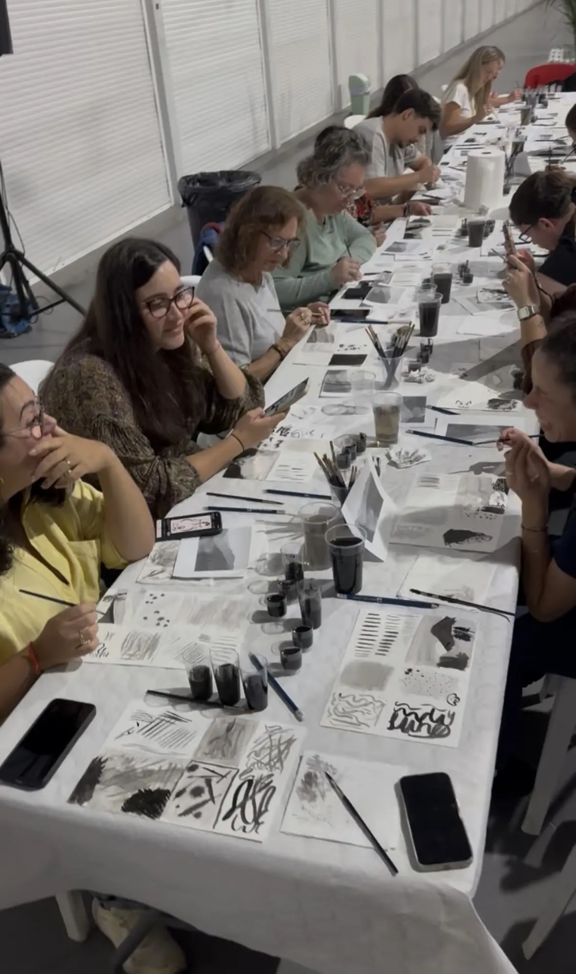Un taller de tinta china y cerveza reúne a 25 participantes en Aguilar
