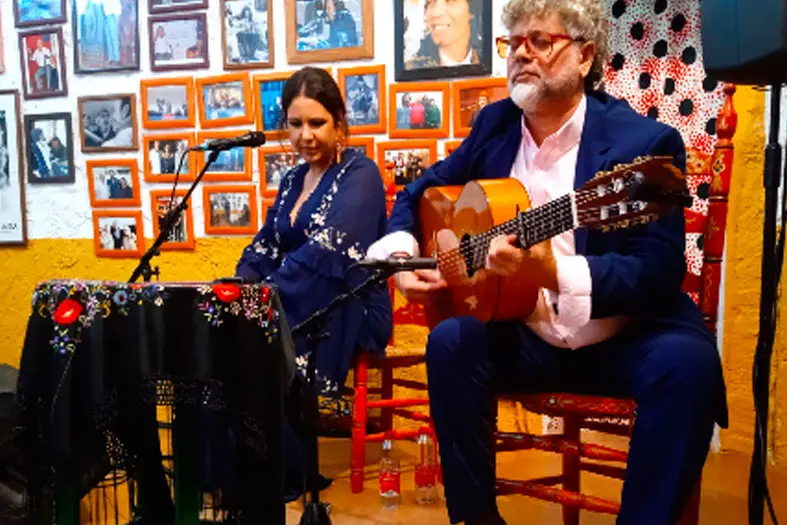 La Peña Luis Perdiguero llena su velada de otoño con cante y guitarra