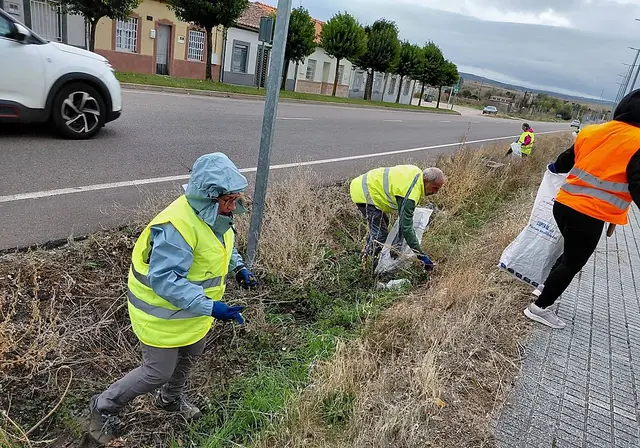 Voluntarios de Asenavis recogen residuos en las carreteras mirobrigenses