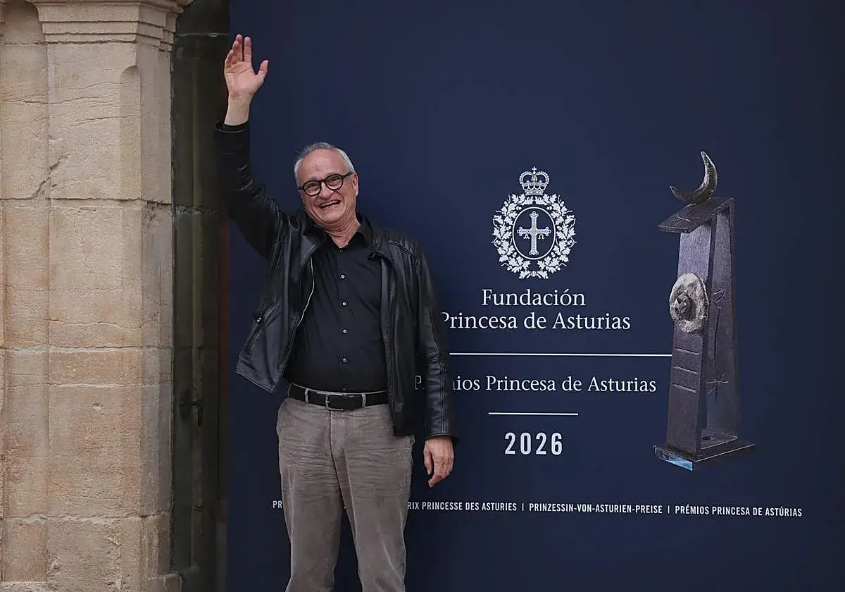 Stefan Schmitz llega a Oviedo para los Premios Princesa, recibido con gaitas