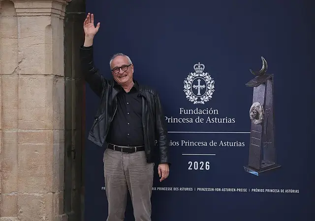 Stefan Schmitz llega a Oviedo para los Premios Princesa, recibido con gaitas
