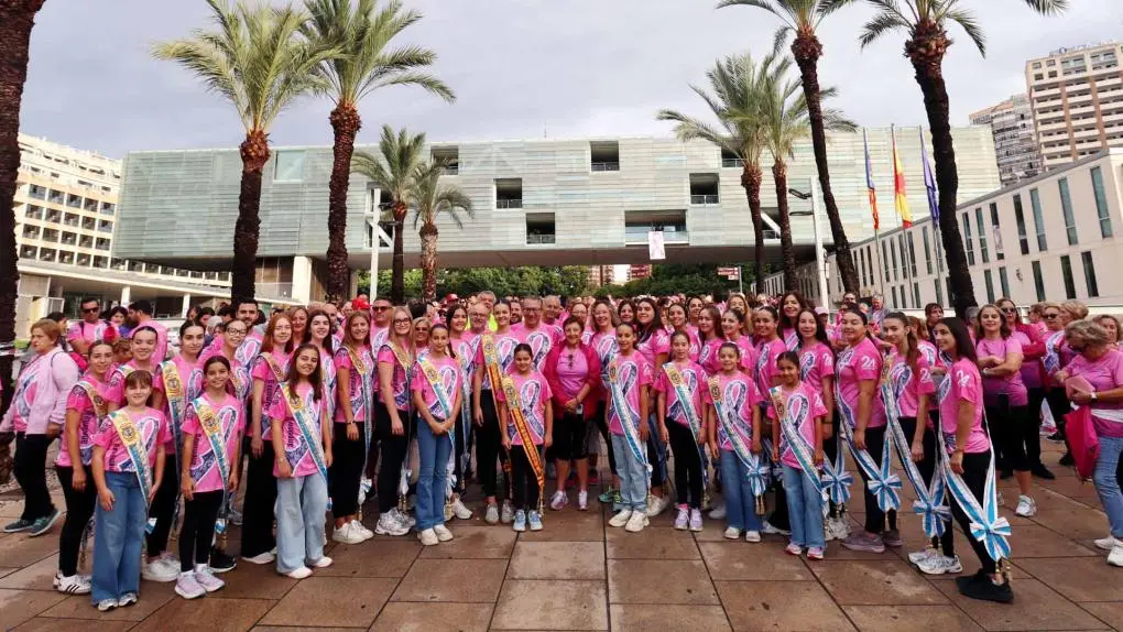 Anémona congrega a cientos de personas en su marcha solidaria en Benidorm