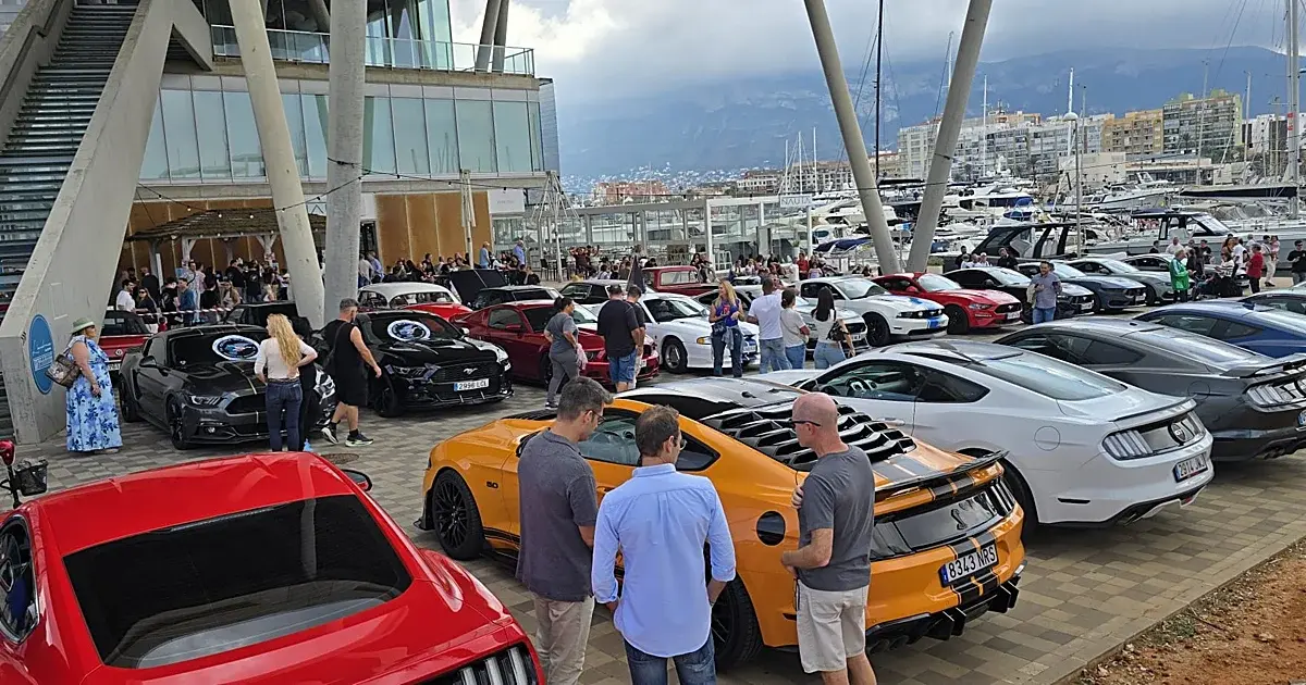 Dénia reúne un centenar de vehículos en el encuentro de coches americanos