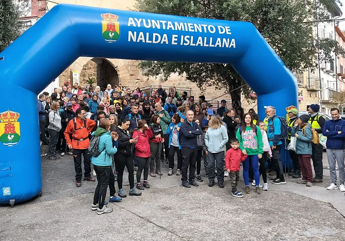 Nalda reúne a 300 senderistas en una jornada de montaña solidaria