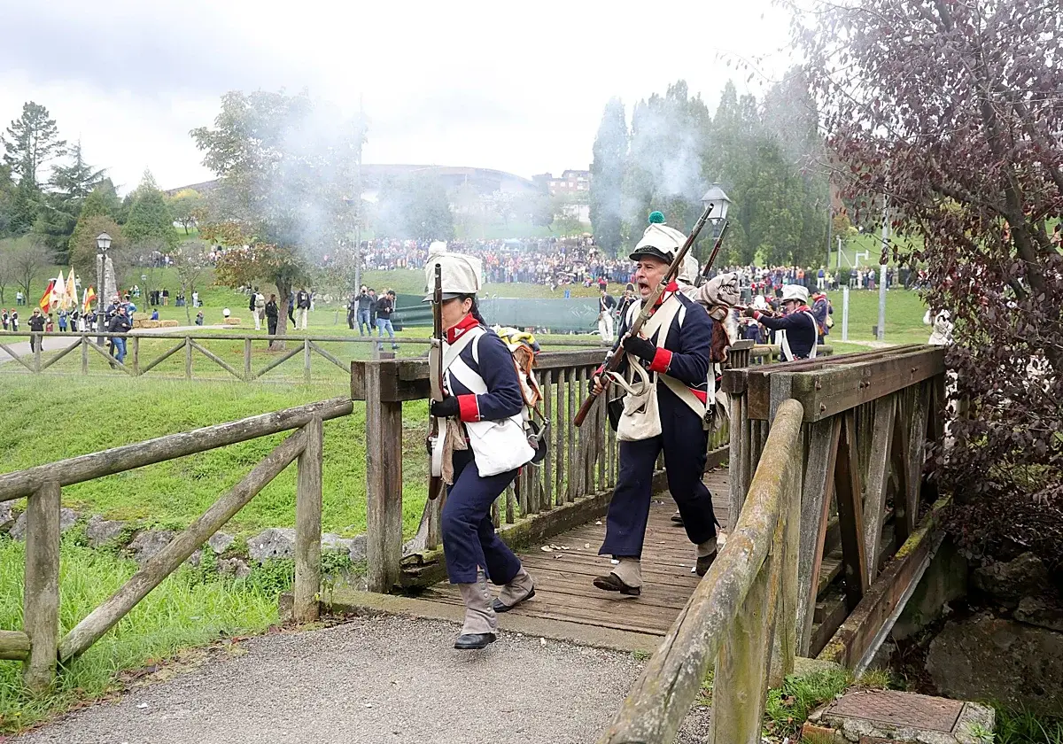 Medio centenar de figurantes revive en Oviedo el origen del Desarme