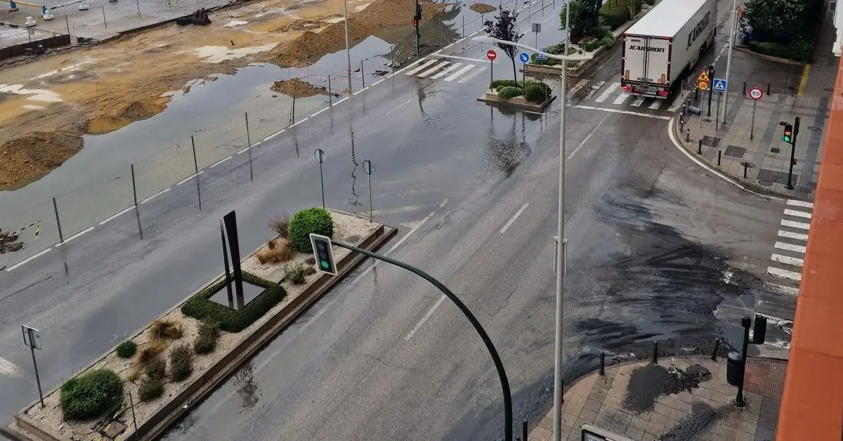 La limpieza retira barro y suciedad del paseo marítimo algecireño