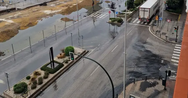 La limpieza retira barro y suciedad del paseo marítimo algecireño