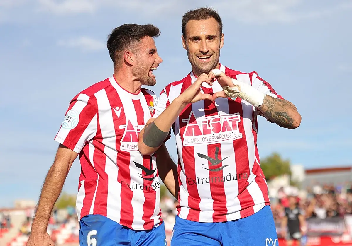 El Don Benito celebra ante su afición una victoria con cuatro goleadores