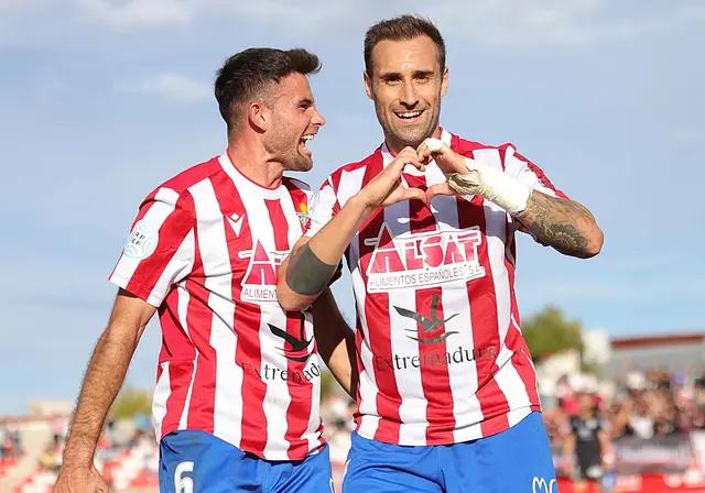 El Don Benito celebra ante su afición una victoria con cuatro goleadores