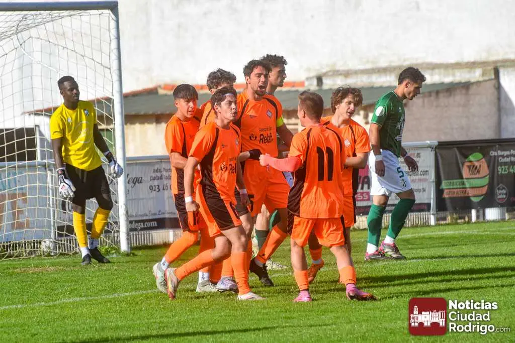 La UD Mirobrigense supera al Guijuelo B por 4-3 pese a jugar casi todo el partido en inferioridad