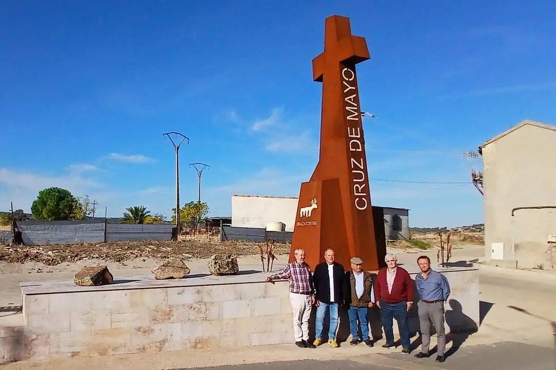 Brazatortas estrena un monumento dedicado a la tradición agrícola