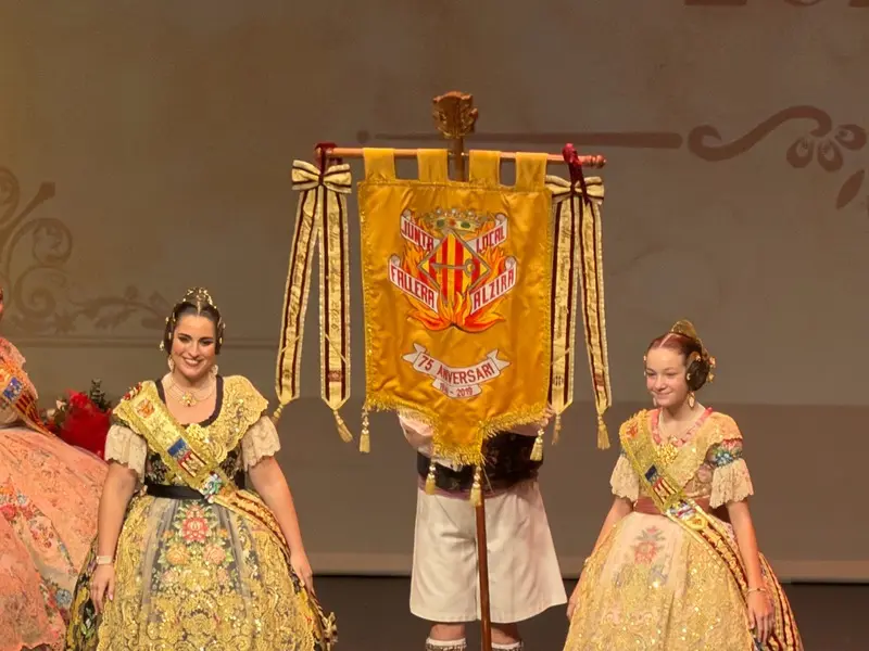 El Gran Teatre acoge la despedida de las máximas representantes falleras de Alzira