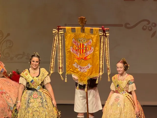 El Gran Teatre acoge la despedida de las máximas representantes falleras de Alzira