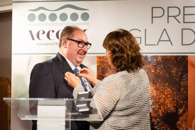La Enoteca Divins de Martorell cumple 30 años con nuevos reconocimientos para Toni Albiol