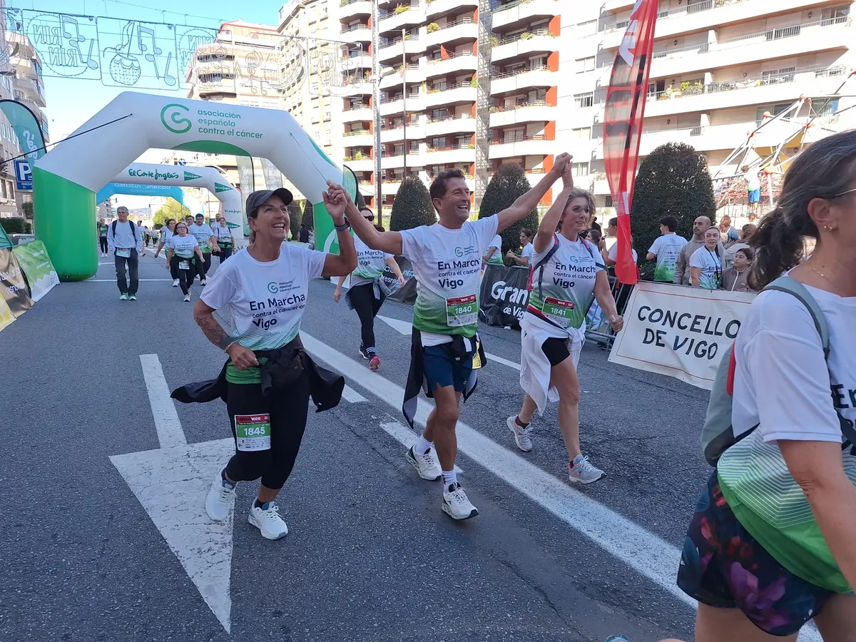 Más de 4.100 personas participan en la marcha contra el cáncer de Vigo