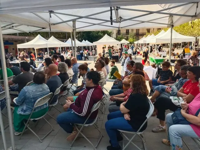 La Fira Altres Lletres reúne más de 30 paradas en la plaza del Pati de Valls