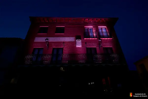 Yunquera ilumina de rosa su edificio municipal por la lucha contra el cáncer de mama