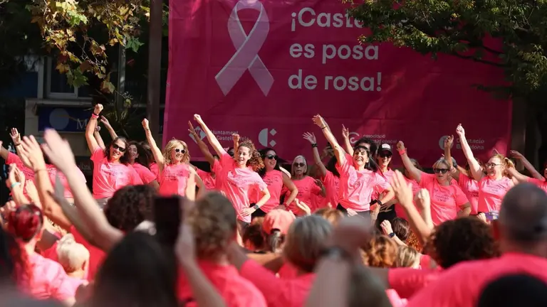 Castelldefels reúne a cientos de personas en apoyo a la detección precoz del cáncer de mama