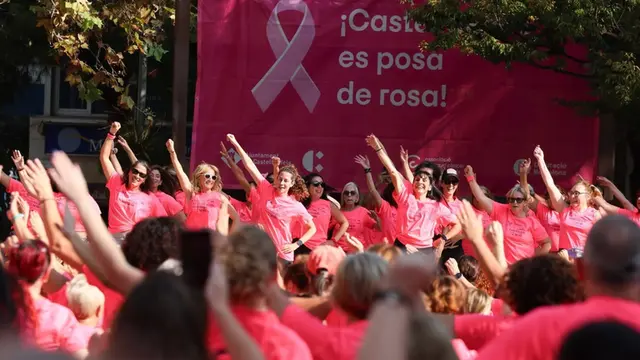 Castelldefels reúne a cientos de personas en apoyo a la detección precoz del cáncer de mama