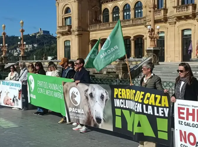 Una concentración en Alderdi Eder reclama protección para los perros de caza